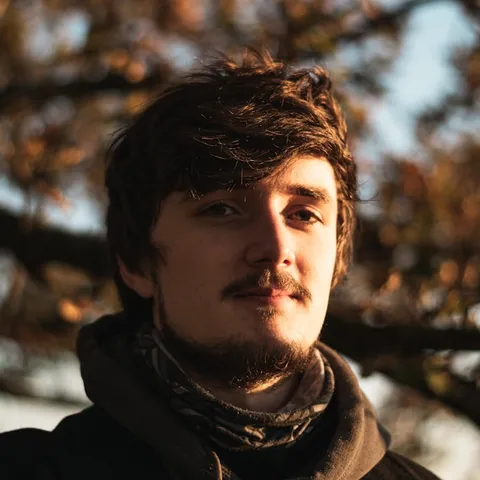 Porträt eines Community-Redaktors am Laptop